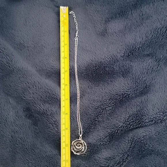 Avon Elegant Silver Swirl Necklace and Earring Set New In Box - Picture 8 of 9